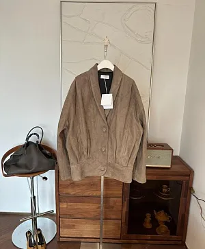 THE ROW Женская куртка из замши с объемными рукавами кофейная