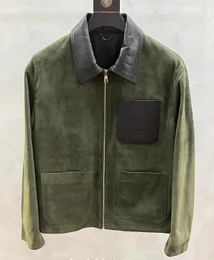 LOUIS VUITTON Мужская куртка из замши зеленая с черными карманами