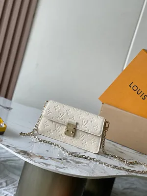 LOUIS VUITTON Женская сумка Wallet On Chain Métis M82637