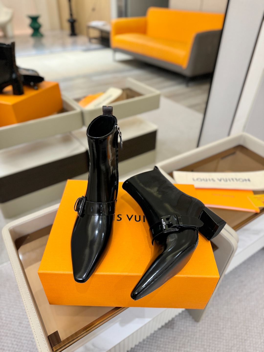 LOUIS VUITTON Женские ботильоны с острым мысом