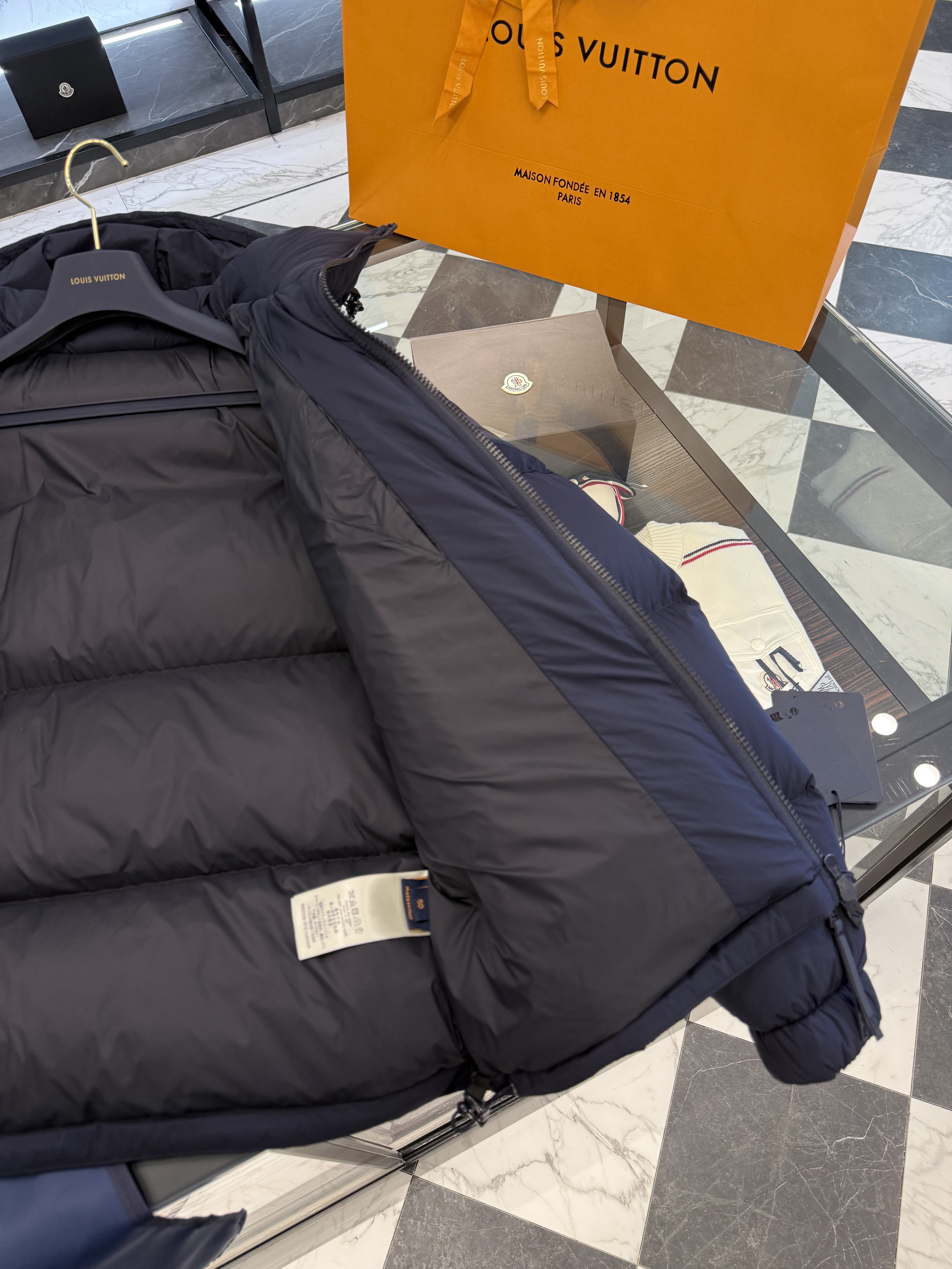 LOUIS VUITTON Мужской пуховик LOUIS VUITTON Мужской пуховик