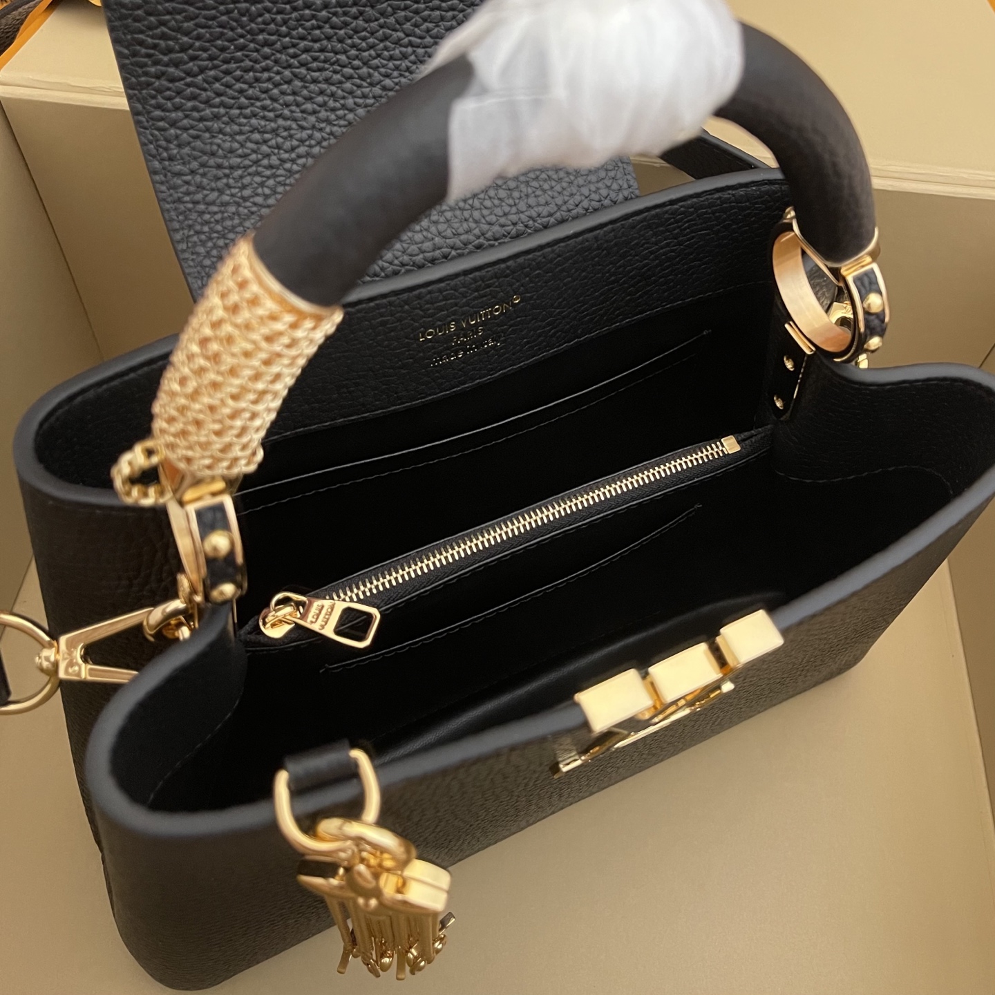 LOUIS VUITTON Женская Сумка Capucines