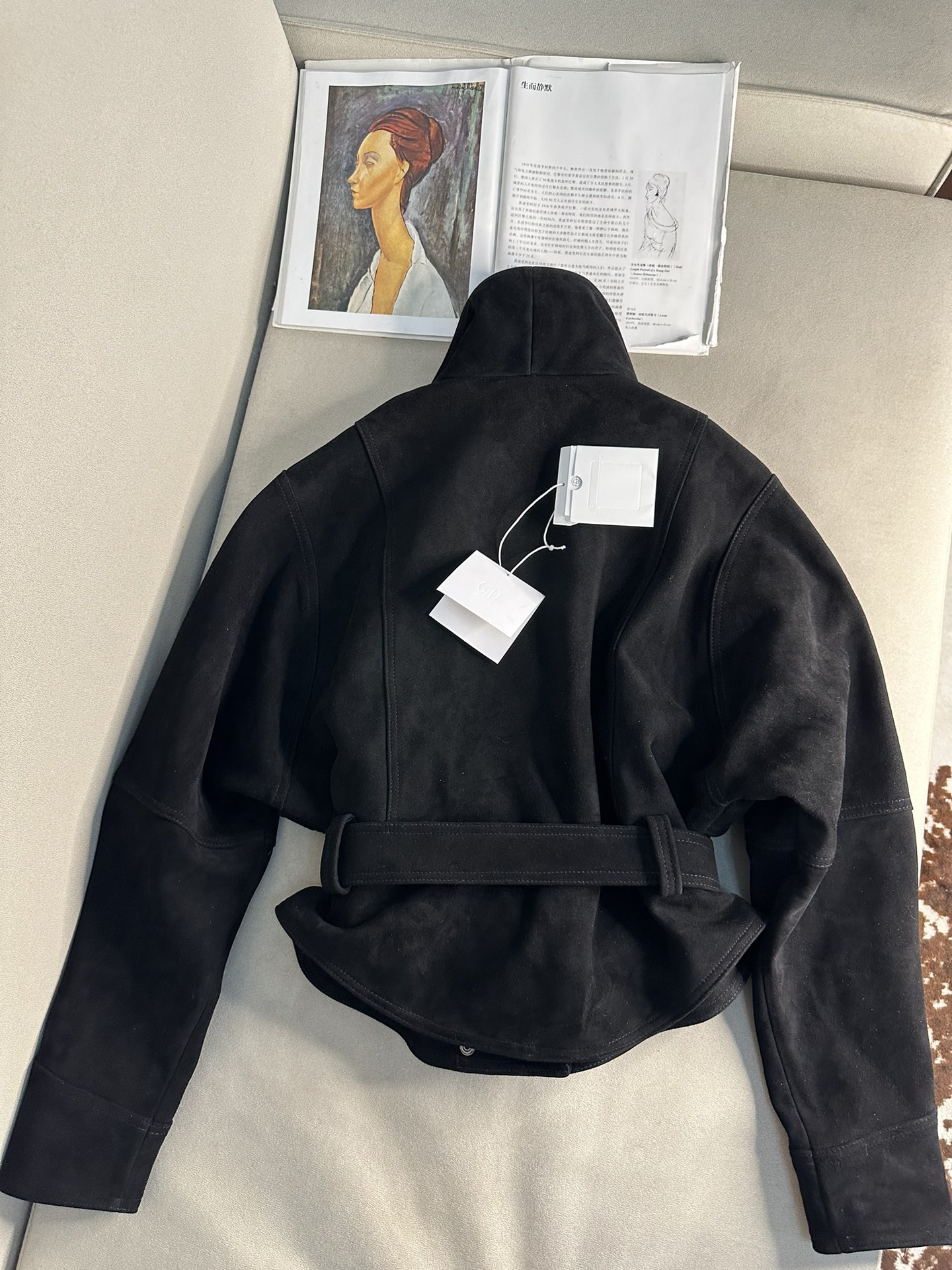 THE ROW Женская куртка из замши с поясом черная THE ROW Женская куртка из замши с поясом черная