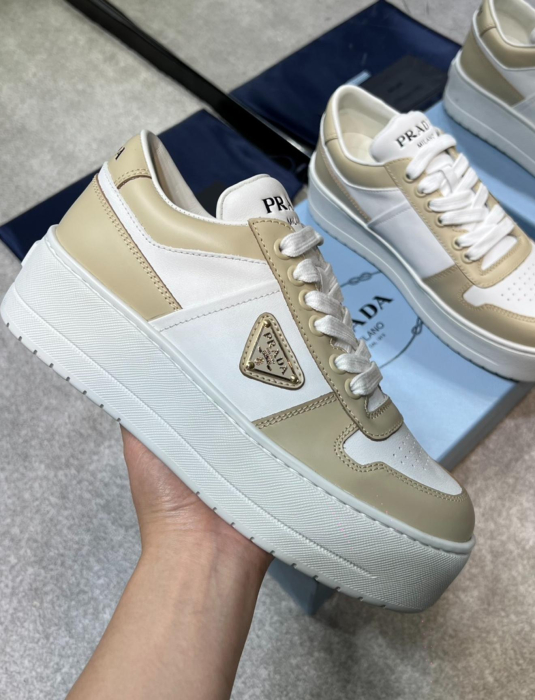 PRADA Женские кроссовки из телячьей кожи