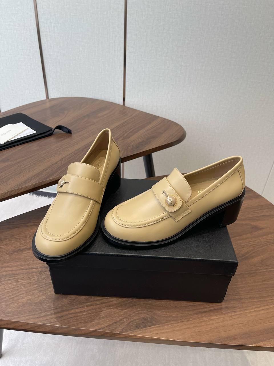 CHANEL Женские туфли из телячьей кожи  CHANEL Женские туфли из телячьей кожи