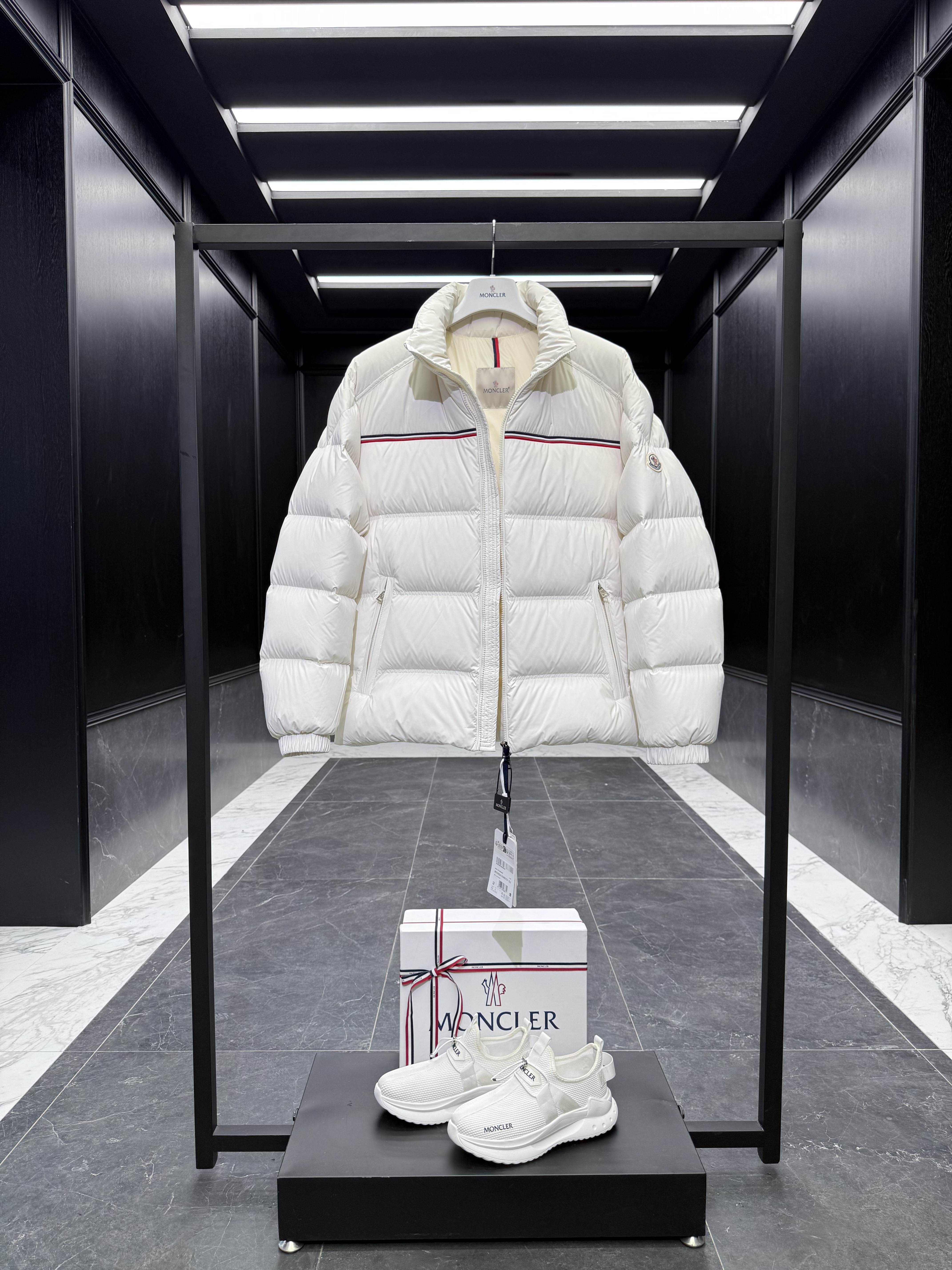 MONCLER Мужской пуховик Bouvaque MONCLER Мужской пуховик Bouvaque