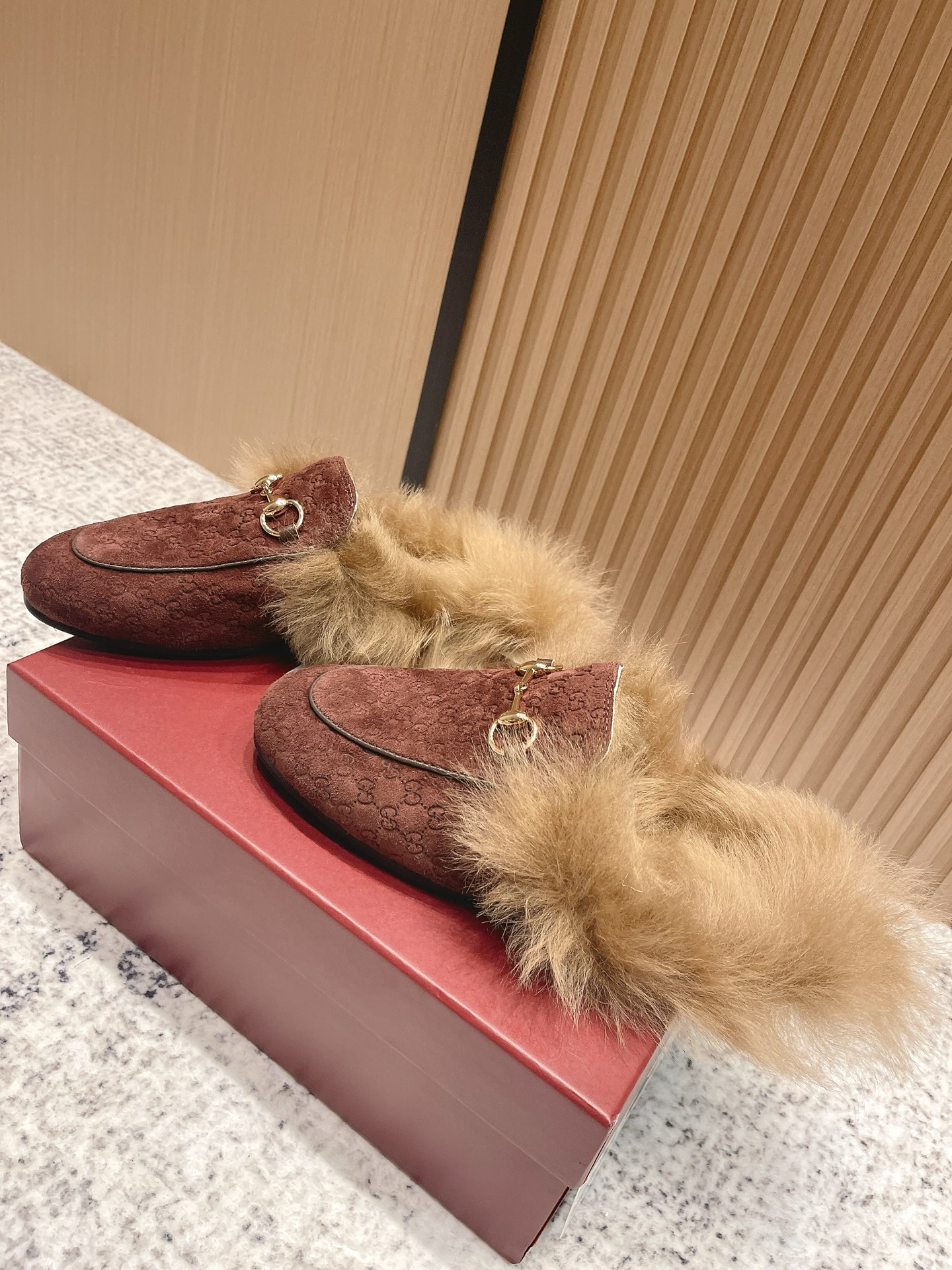 GUCCI Женские мюли Princetown из замши на меху GUCCI Женские мюли Princetown из замши на меху