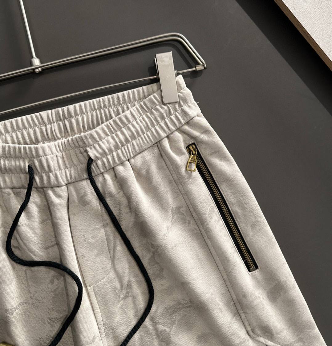 LOUIS VUITTON Мужские брюки LOUIS VUITTON Мужские брюки