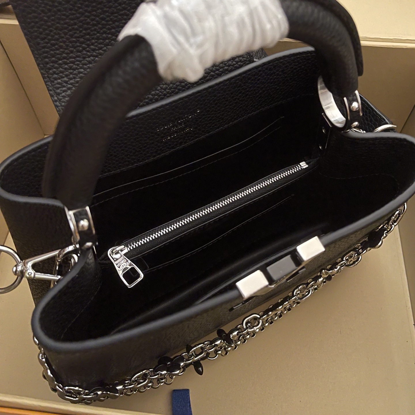 LOUIS VUITTON Женская сумка Capucines