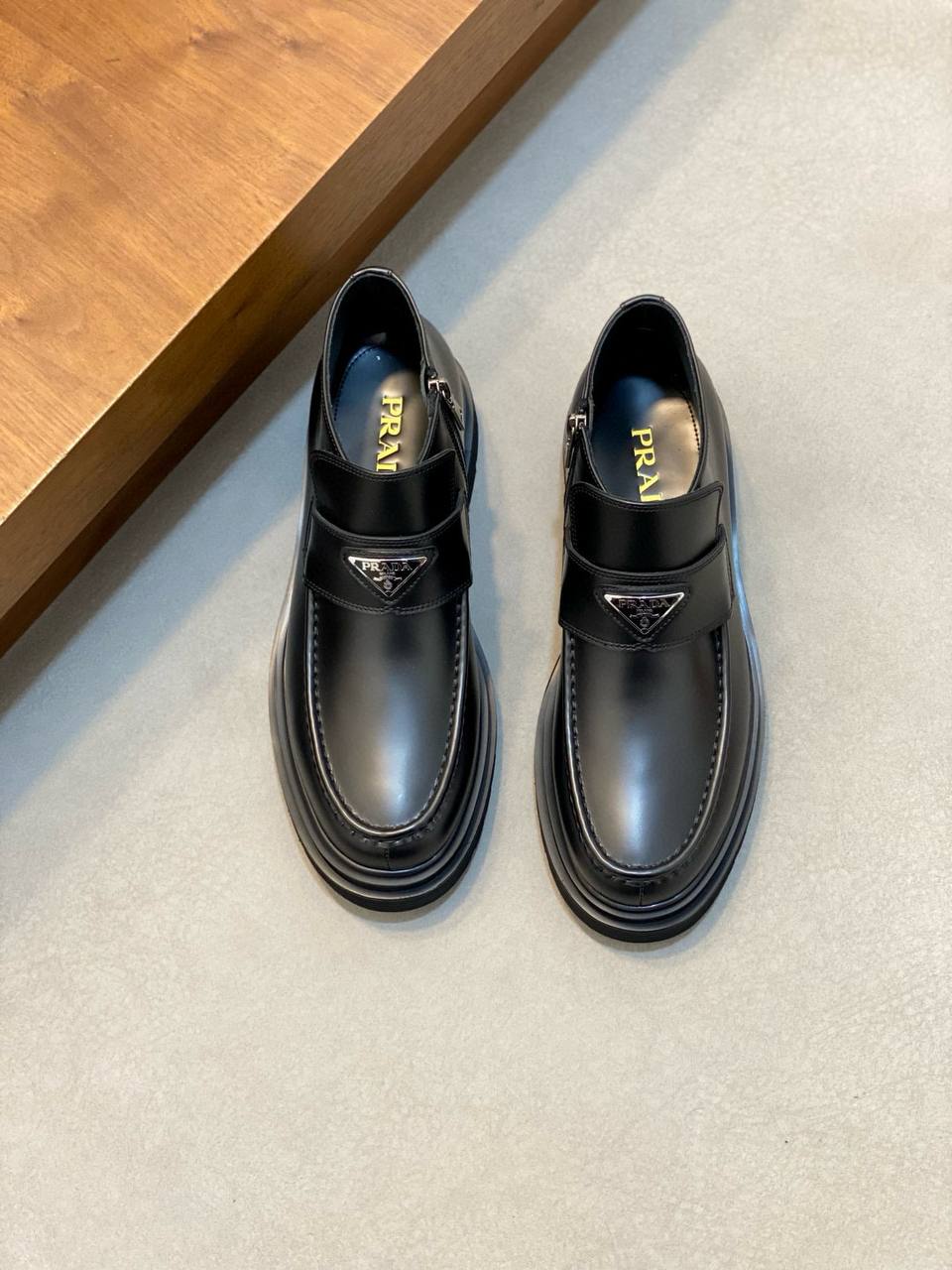 PRADA Мужские ботинки из коровьей кожи  PRADA Мужские ботинки из коровьей кожи