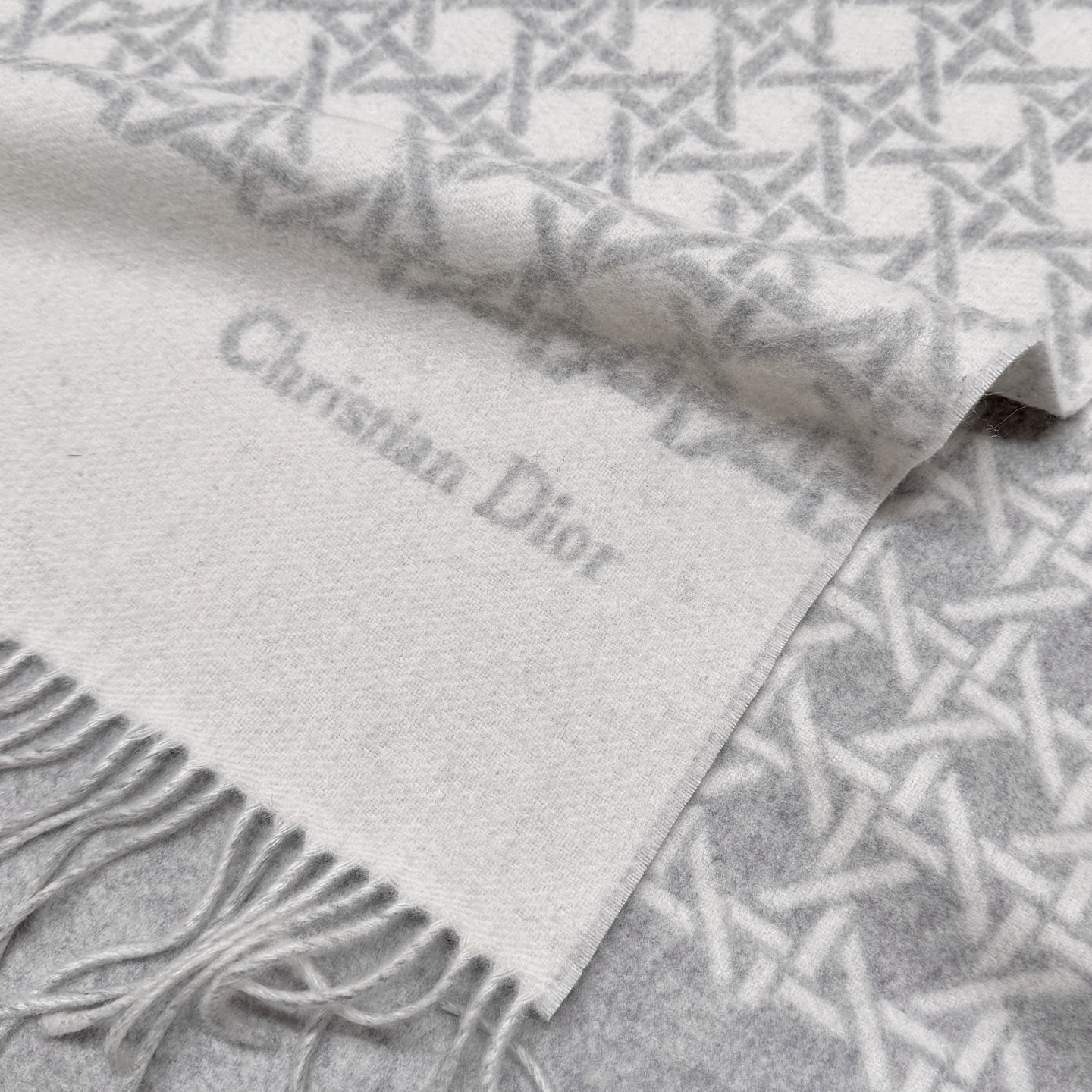 CHRISTIAN DIOR Женский шарф из шерсти CHRISTIAN DIOR Женский шарф из шерсти