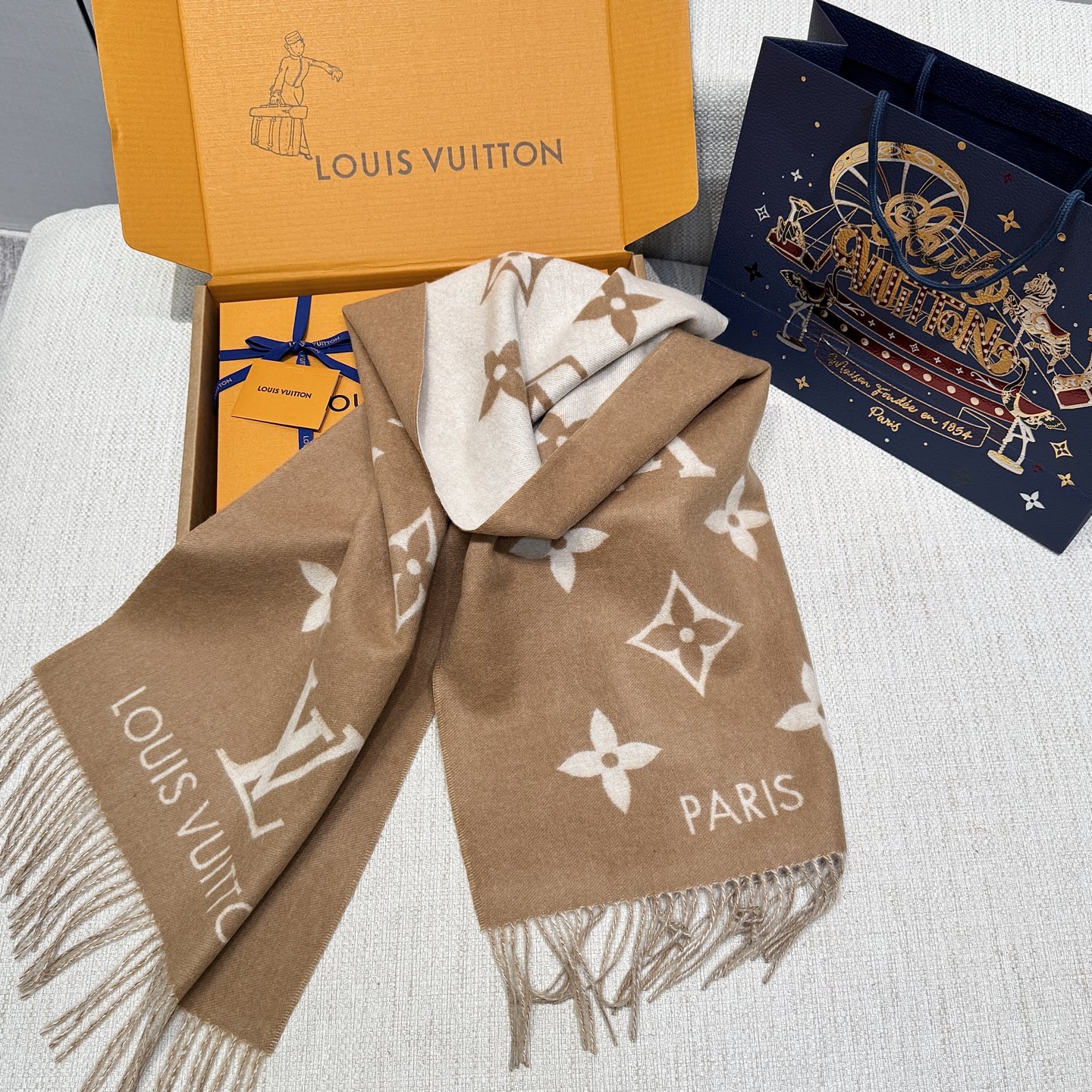 LOUIS VUITTON Женский шарф из кашемира с логотипом