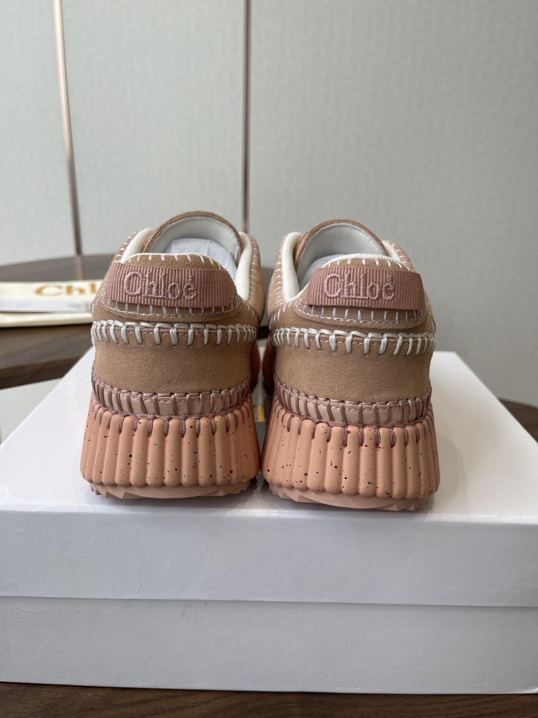 CHLOE Женские кроссовки из коровьей кожи CHLOE Женские кроссовки из коровьей кожи