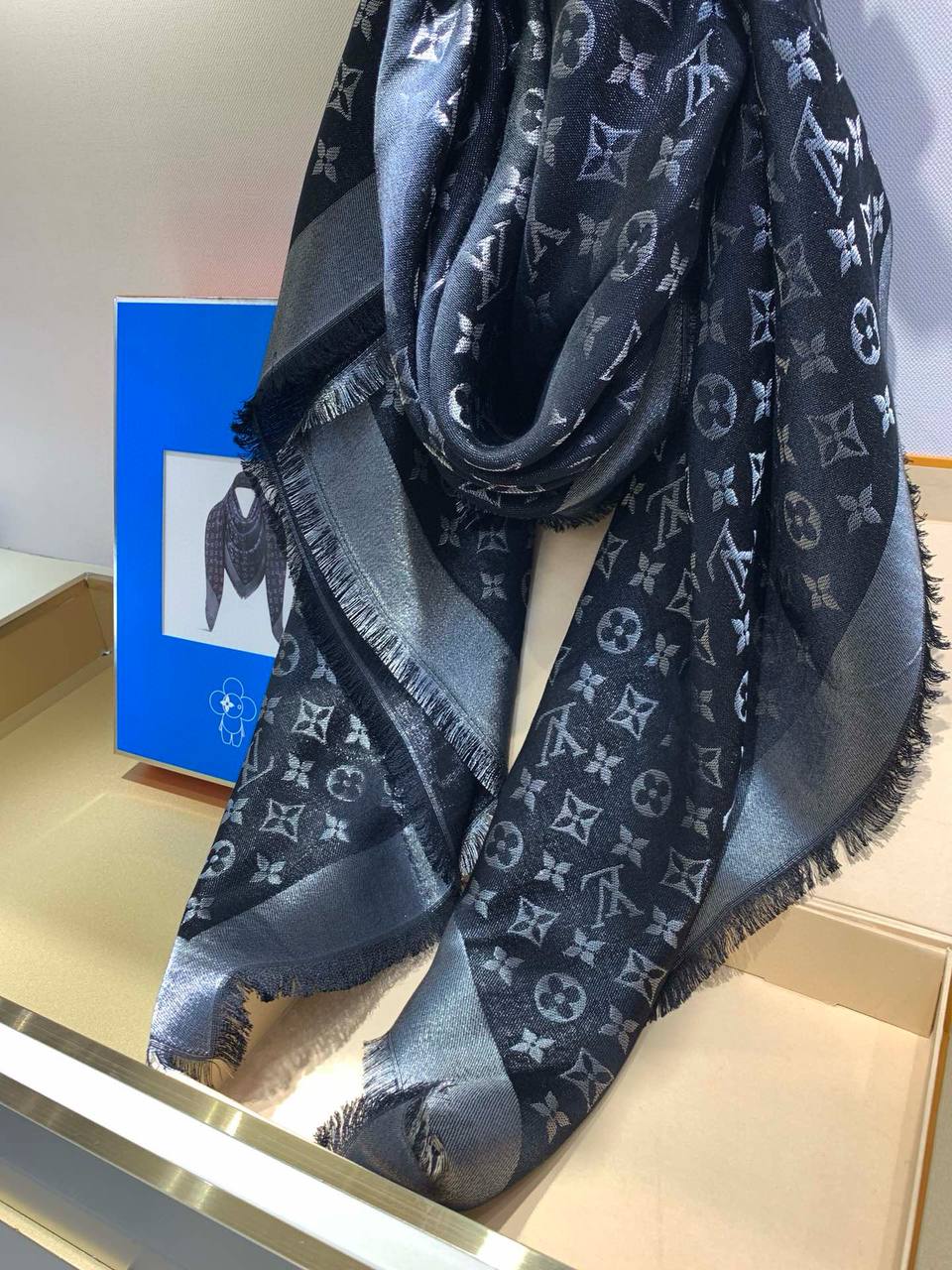 LOUIS VUITTON Женский платок из шелка LOUIS VUITTON Женский платок из шелка