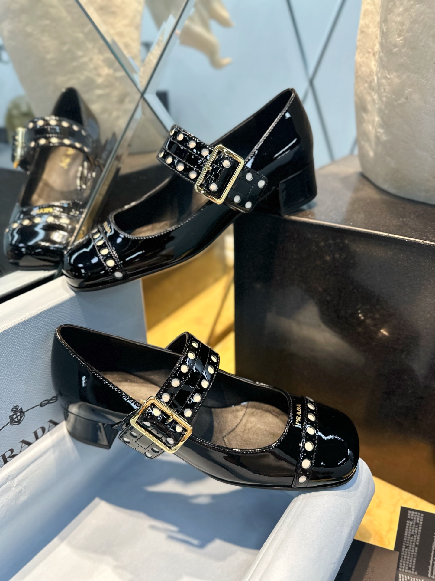 PRADA Женские туфли из лакированной кожи PRADA Женские туфли из лакированной кожи