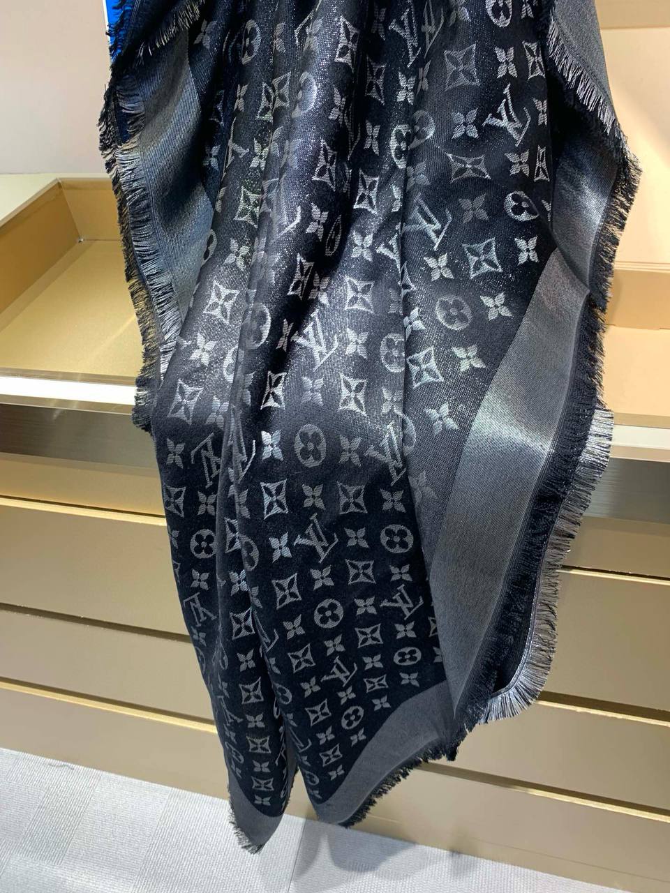 LOUIS VUITTON Женский платок из шелка LOUIS VUITTON Женский платок из шелка