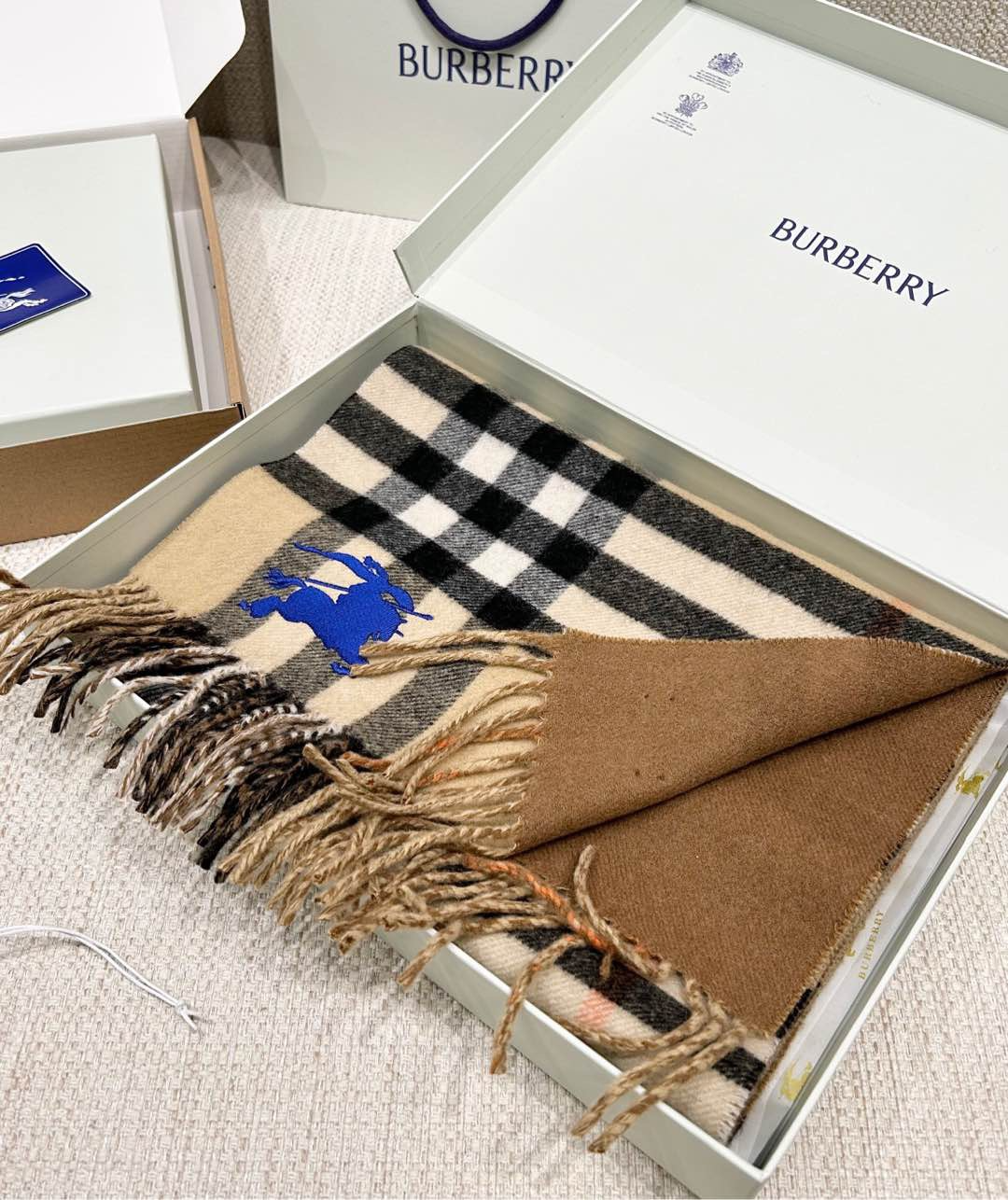 BURBERRY Женский шарф в бежево-чёрно‑красной гамме