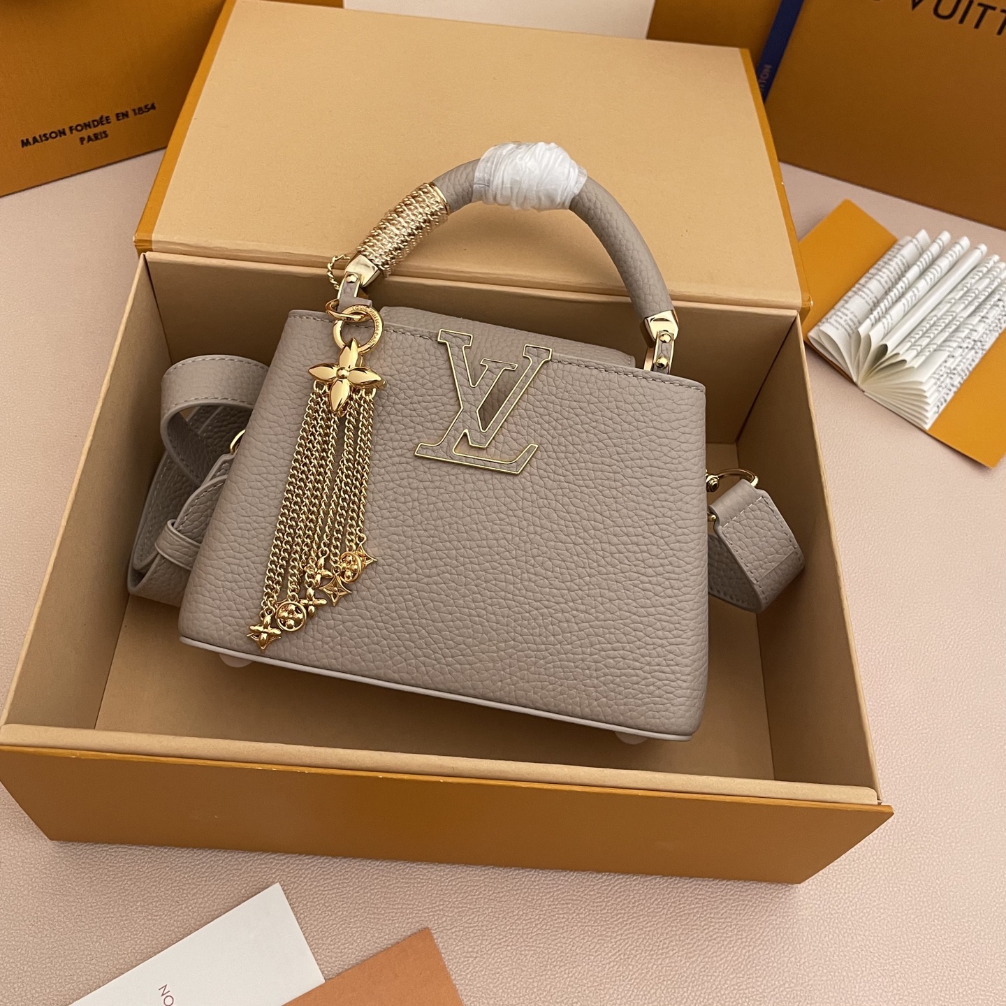 LOUIS VUITTON Женская Сумка Capucines