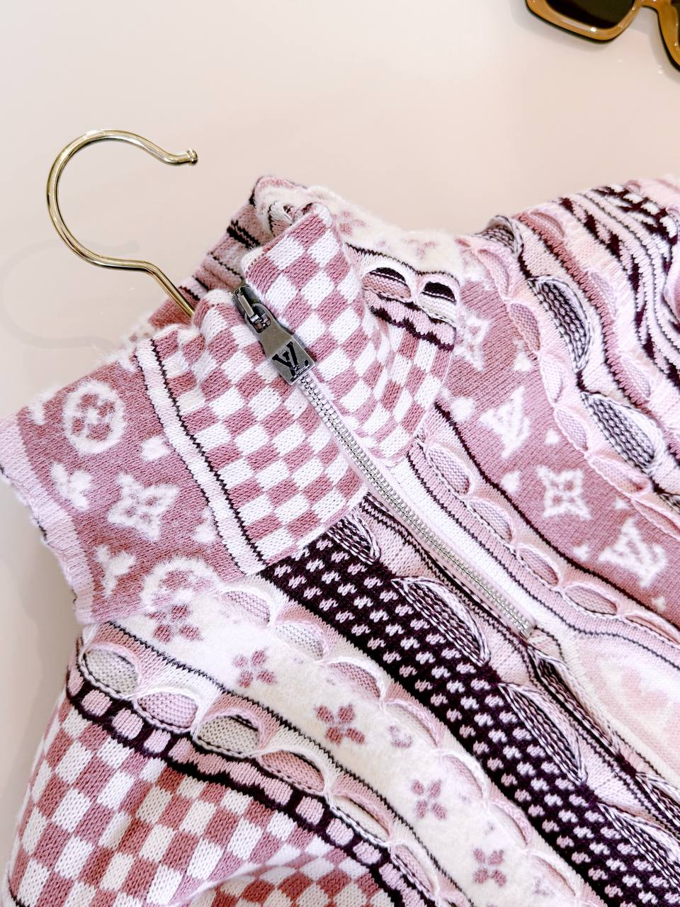 LOUIS VUITTON Женский пуловер LOUIS VUITTON Женский пуловер