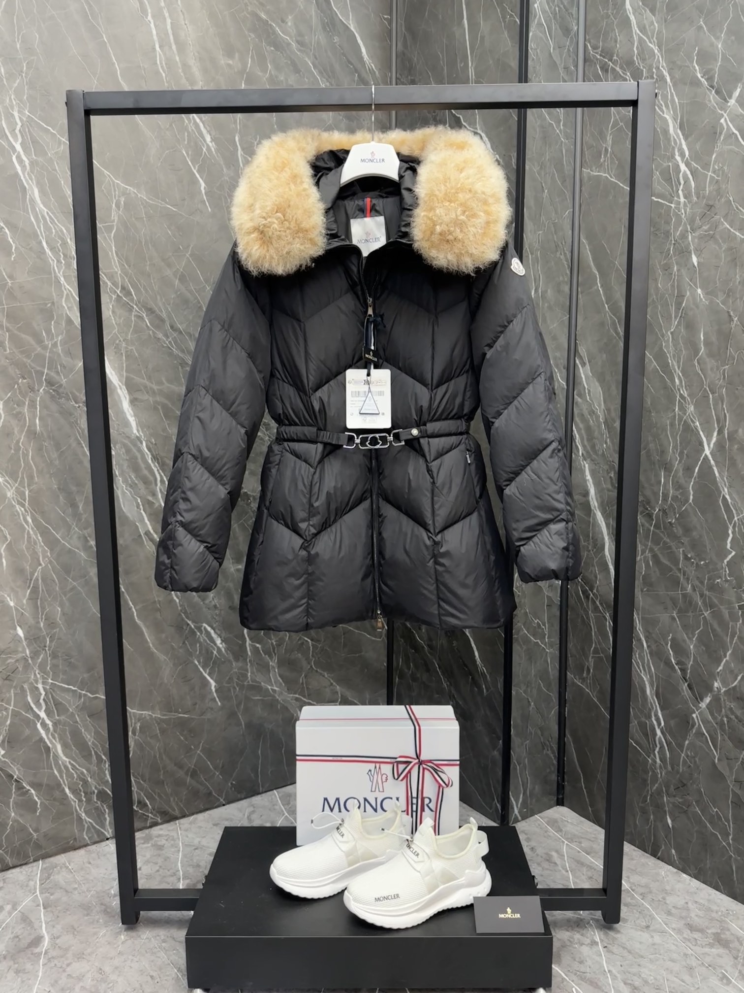MONCLER Женская куртка с капюшоном Loriot
