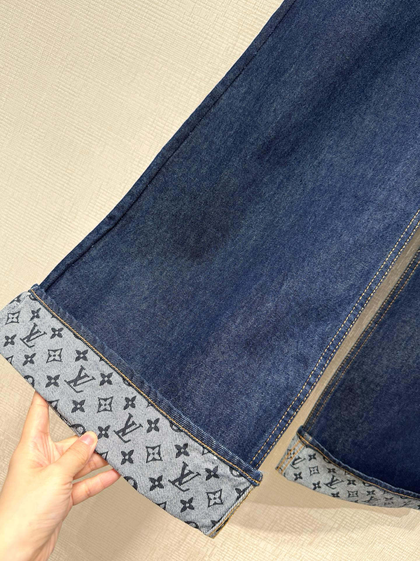 LOUIS VUITTON Женские джинсы  LOUIS VUITTON Женские джинсы