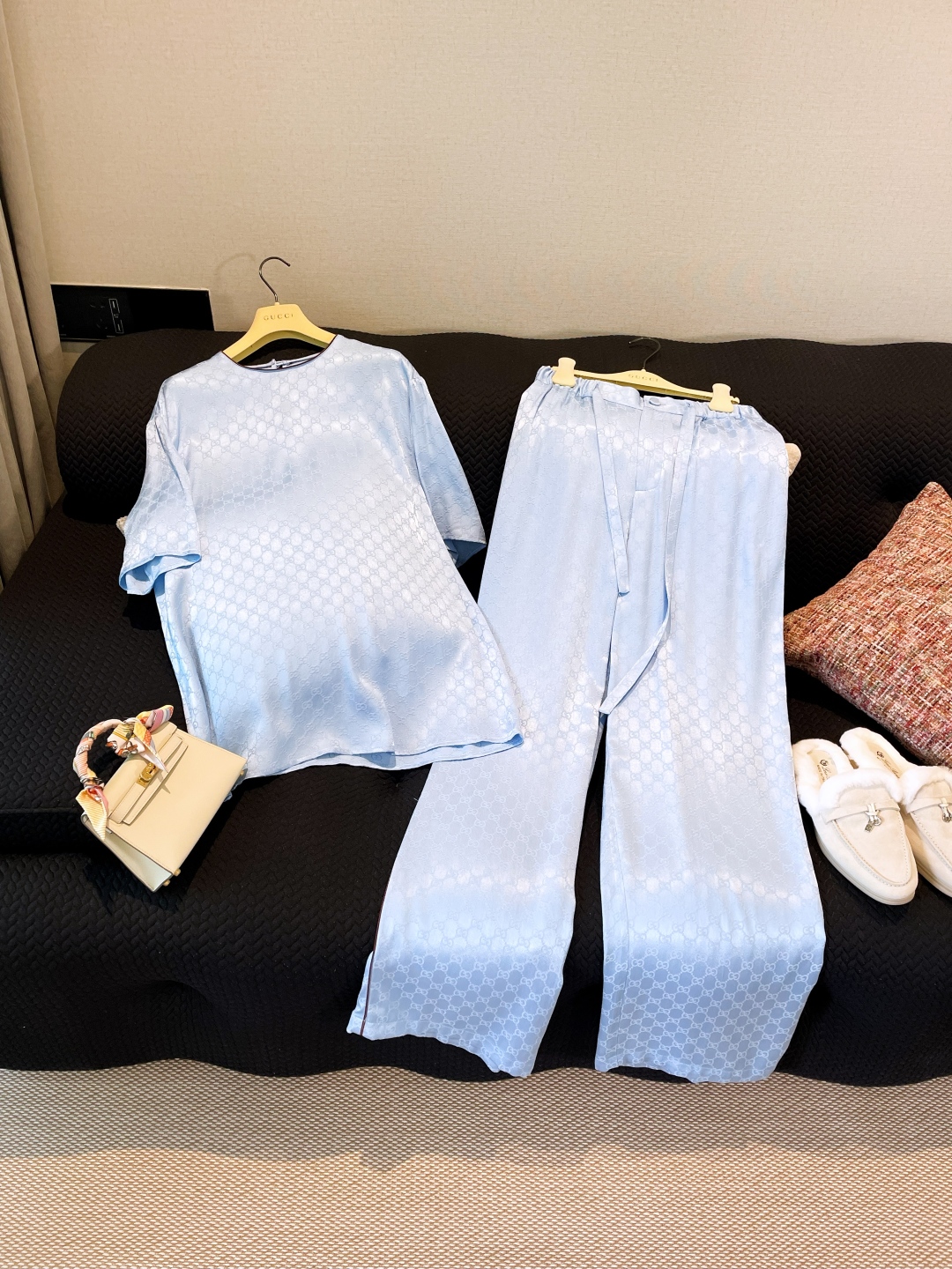 GUCCI Женская футболка из атласа  GUCCI Женская футболка из атласа