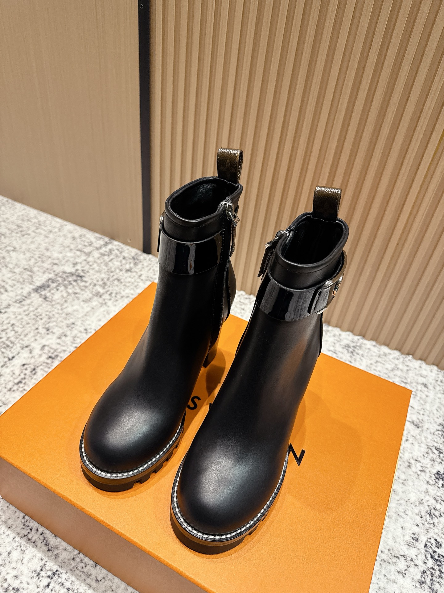 LOUIS VUITTON Женские ботильоны из гладкой кожи LOUIS VUITTON Женские ботильоны из гладкой кожи