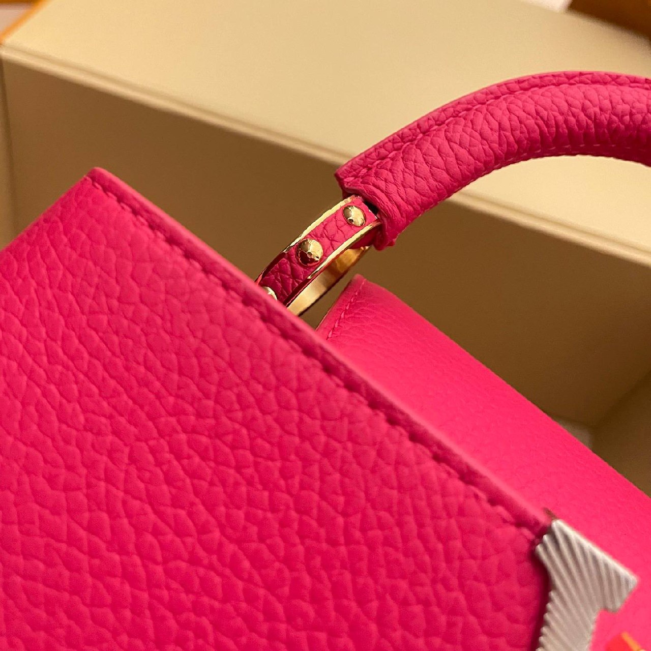 LOUIS VUITTON Женская сумка Capucines