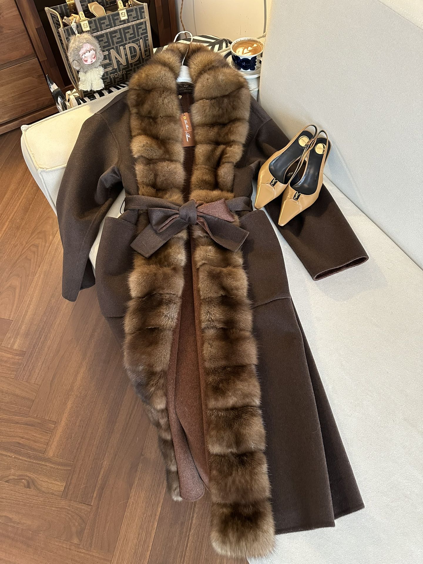 LORO PIANA Женское кашемировое пальто с мехом соболя  LORO PIANA Женское кашемировое пальто с мехом соболя