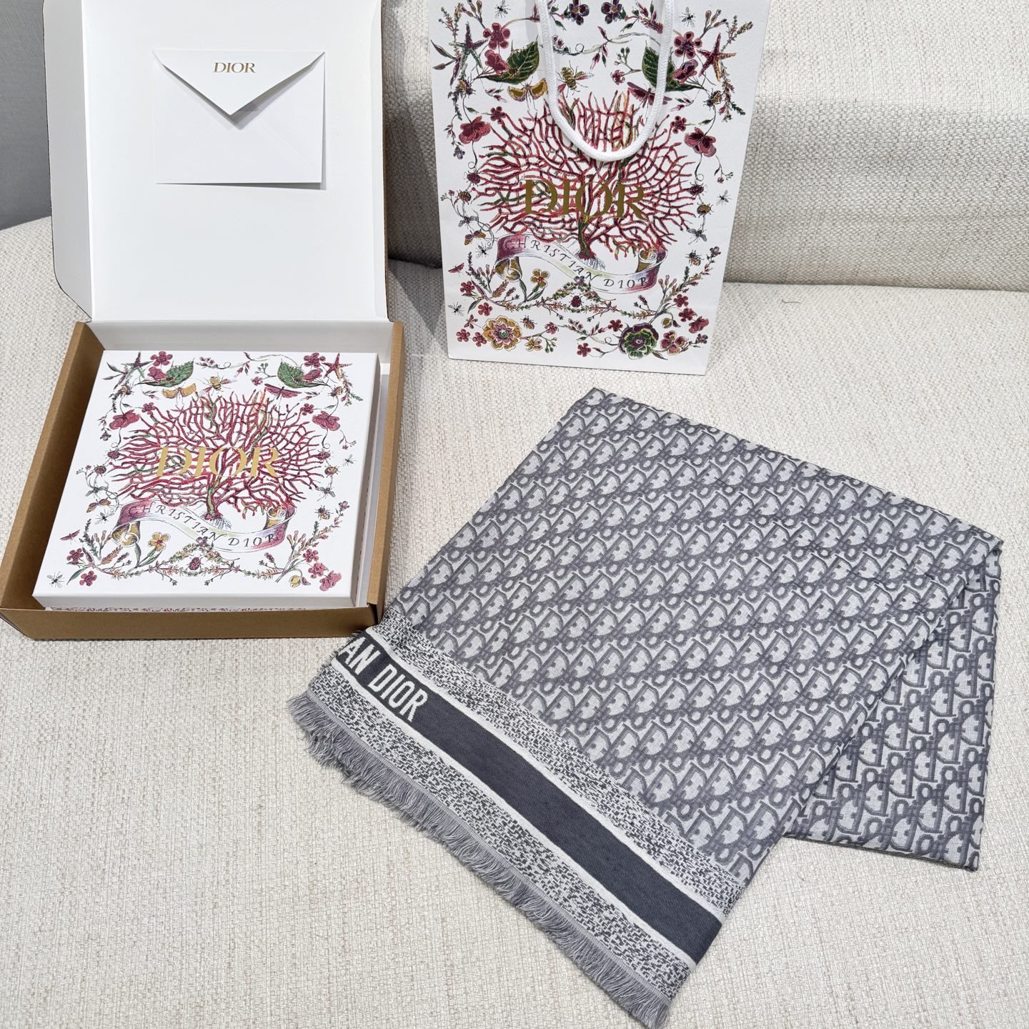 CHRISTIAN DIOR Женская шаль D-Oblique CHRISTIAN DIOR Женская шаль D-Oblique