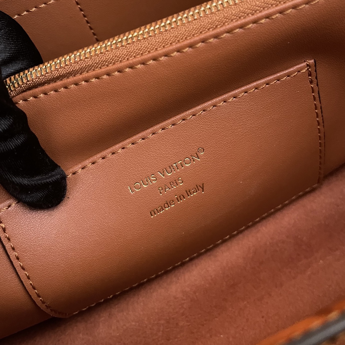 LOUIS VUITTON Женская сумка Capucines Souple M14371 LOUIS VUITTON Женская сумка Capucines Souple M14371