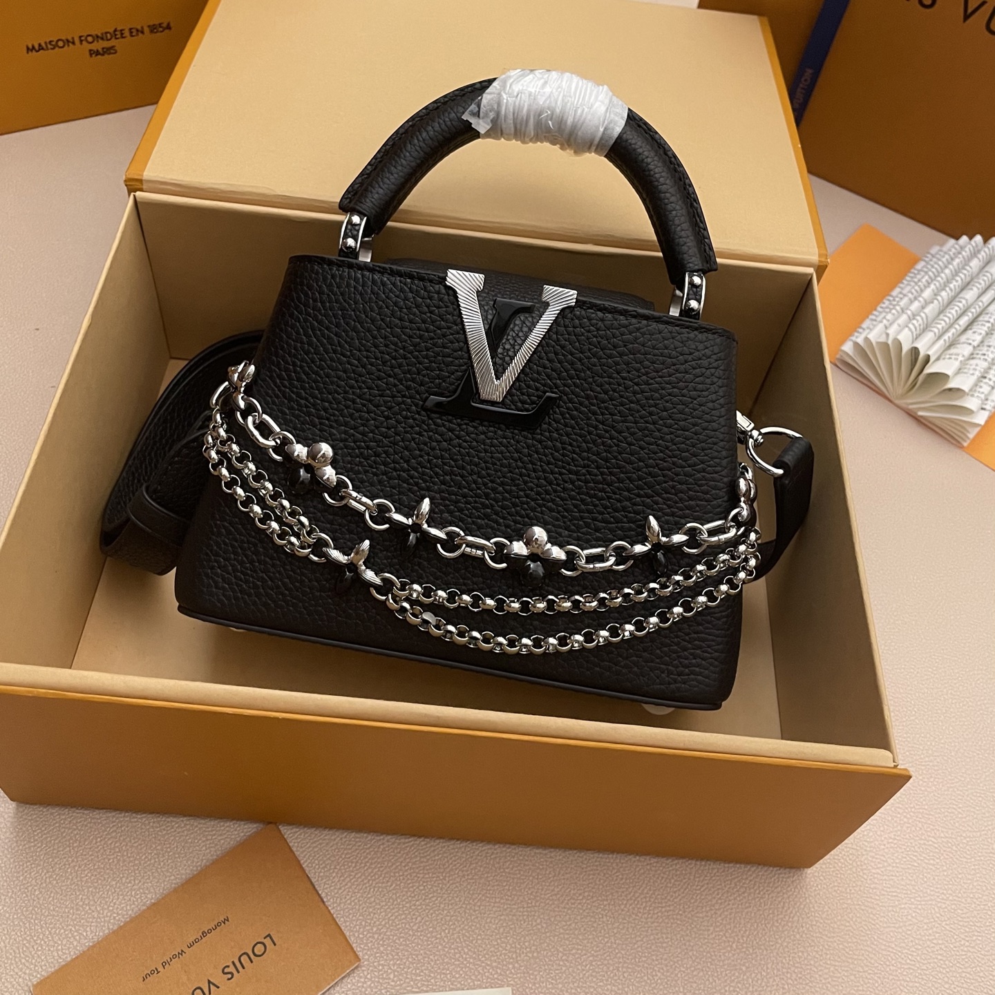 LOUIS VUITTON Женская сумка Capucines