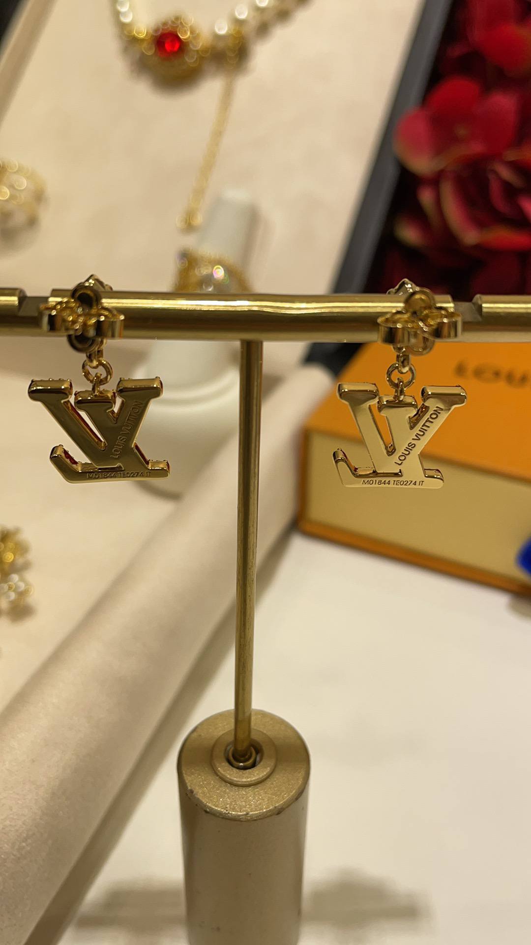 LOUIS VUITTON Женские серьги золотистые LOUIS VUITTON Женские серьги золотистые