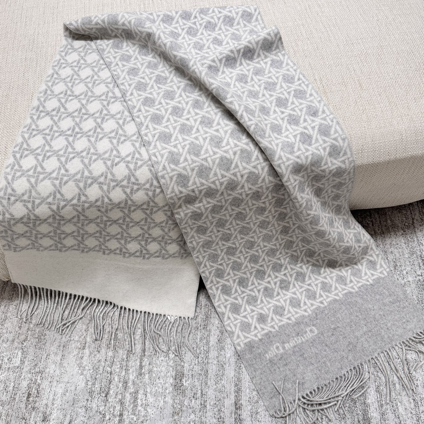 CHRISTIAN DIOR Женский шарф из шерсти CHRISTIAN DIOR Женский шарф из шерсти