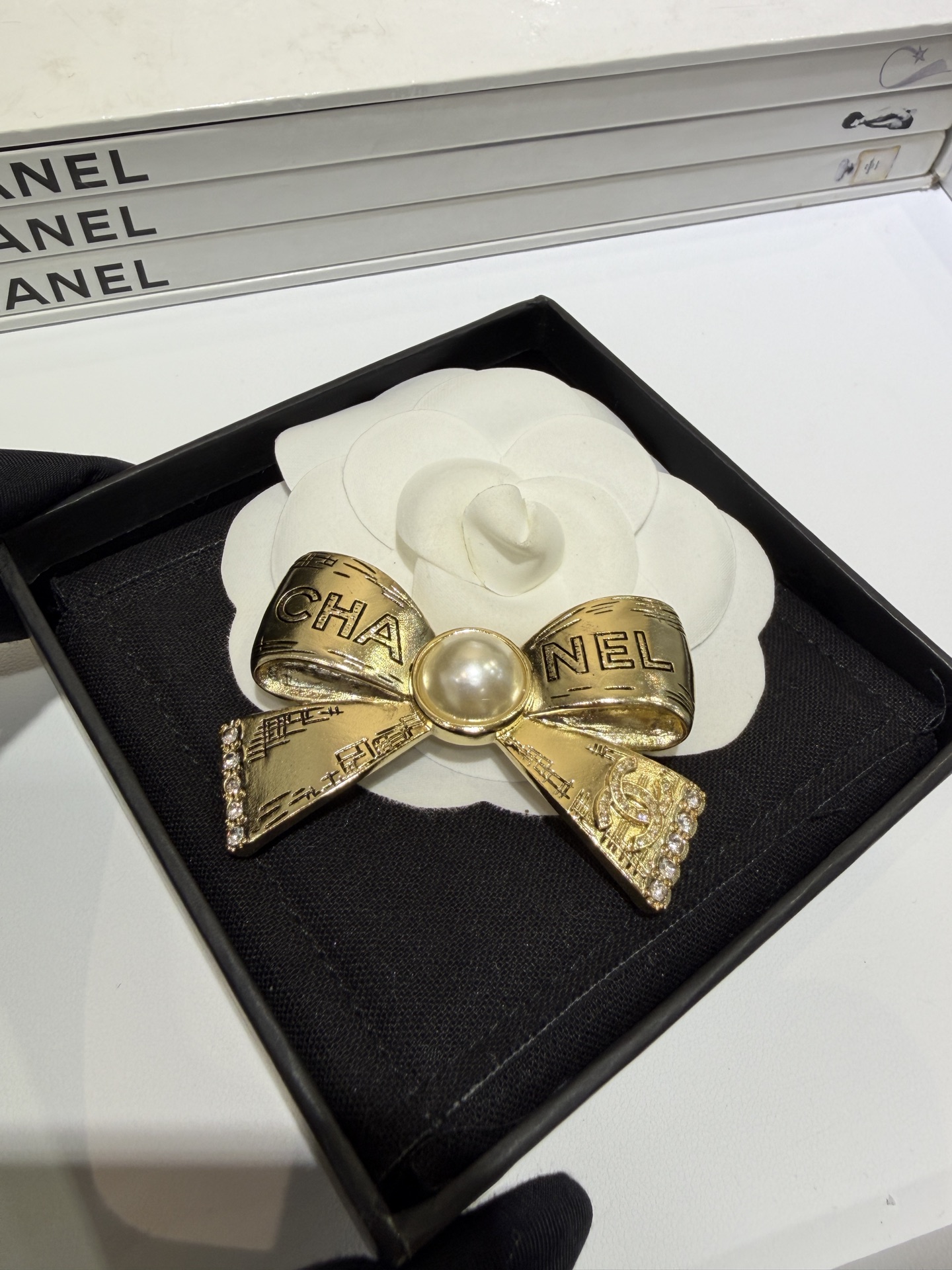 CHANEL Женская брошь бантик с цепочками и кристаллами CHANEL Женская брошь бантик с цепочками и кристаллами