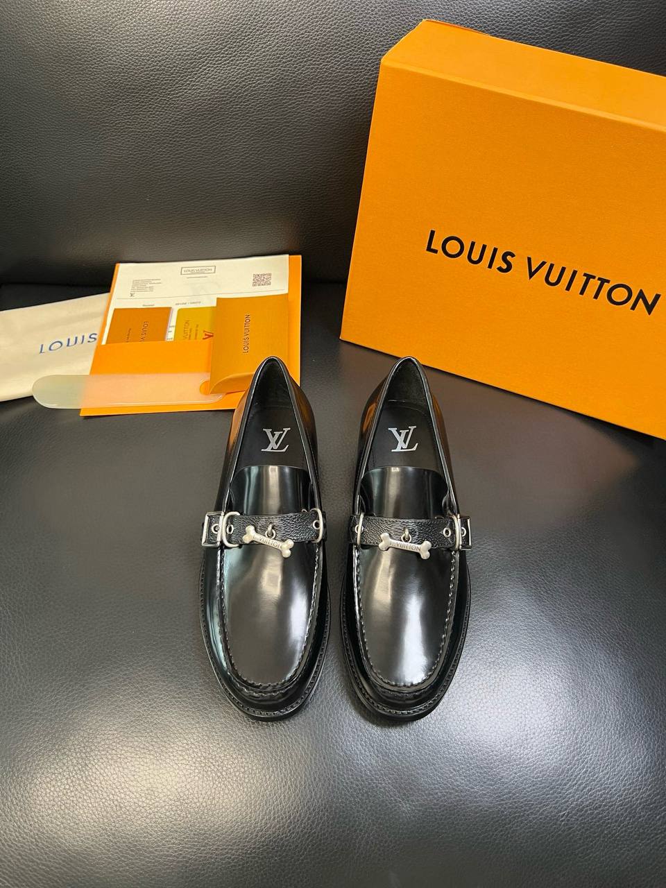 LOUIS VUITTON Мужские туфли из коровьей кожи с фурнитурой