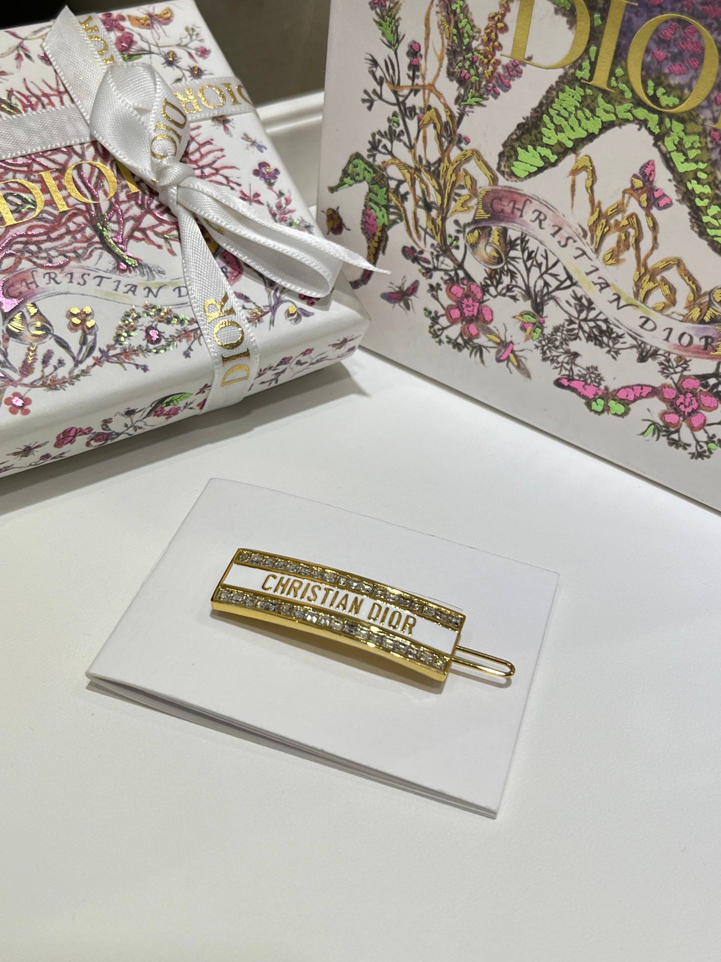 CHRISTIAN DIOR Женская заколка для волос с белой эмалью CHRISTIAN DIOR Женская заколка для волос с белой эмалью