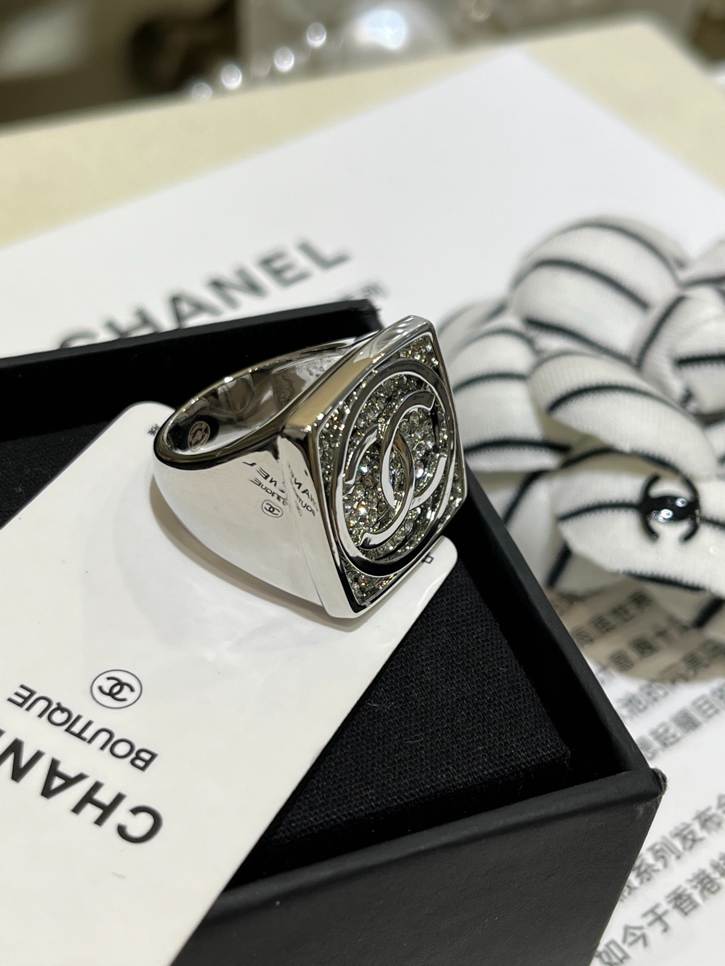 CHANEL Женское кольцо из латуни CHANEL Женское кольцо из латуни