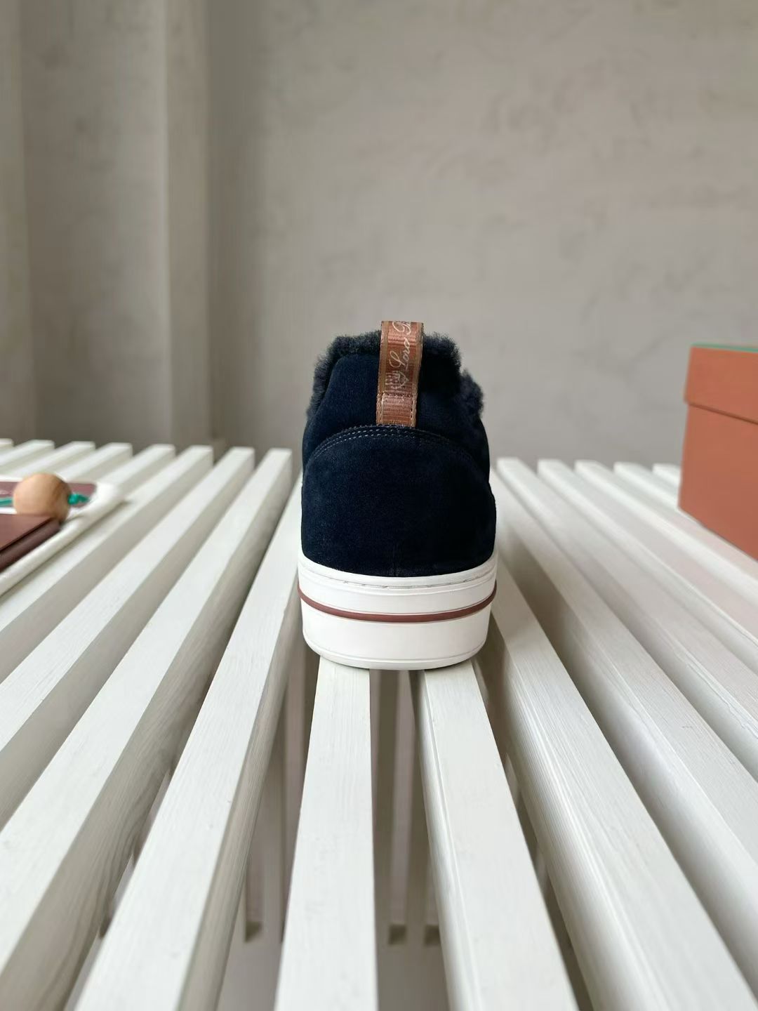 LORO PIANA Женские кроссовки из овчины 