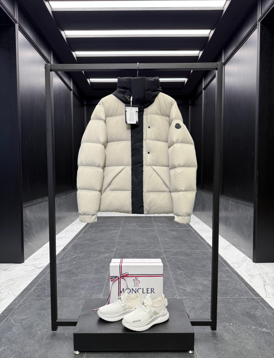 MONCLER Женский пуховик Madeira Black Warrior