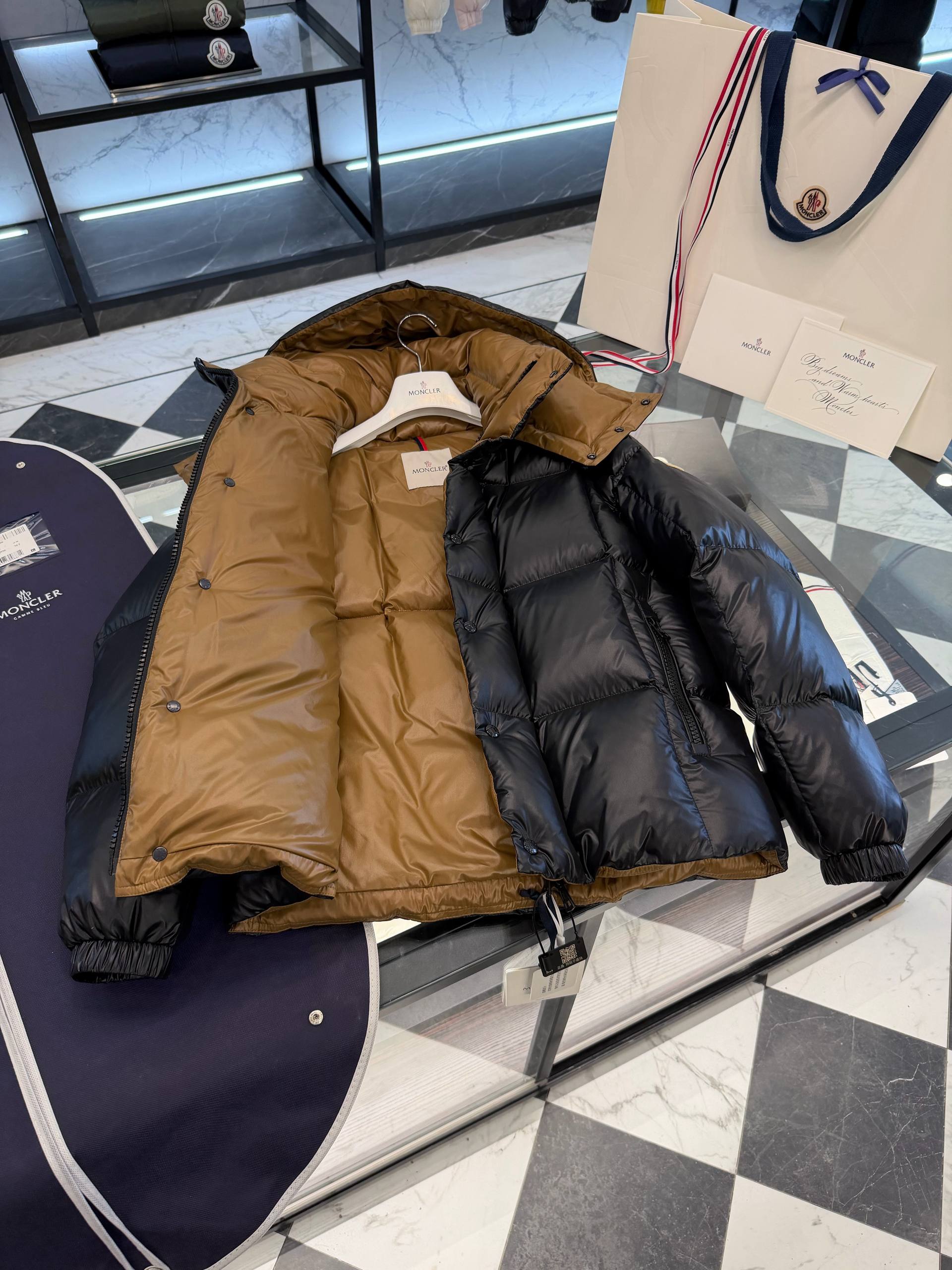 MONCLER Мужской утеплённый пуховик MONCLER Мужской утеплённый пуховик