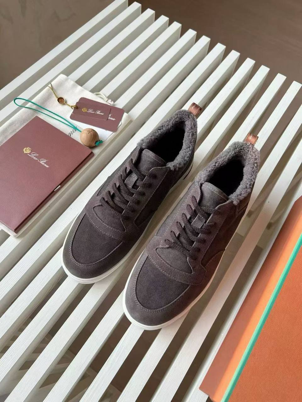 LORO PIANA Женские кроссовки из овчины 