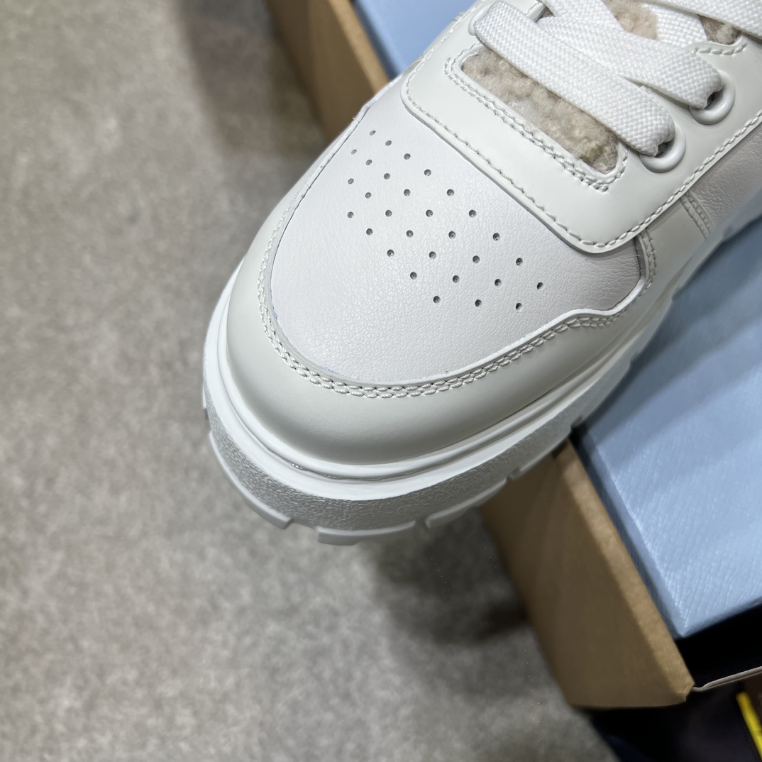 PRADA Женские ботинки на толстой подошве с мехом PRADA Женские ботинки на толстой подошве с мехом