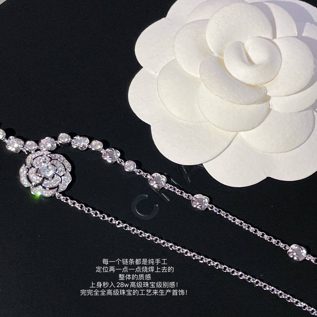CHANEL Женское длинное колье с кристаллами Camelia CHANEL Женское длинное колье с кристаллами Camelia