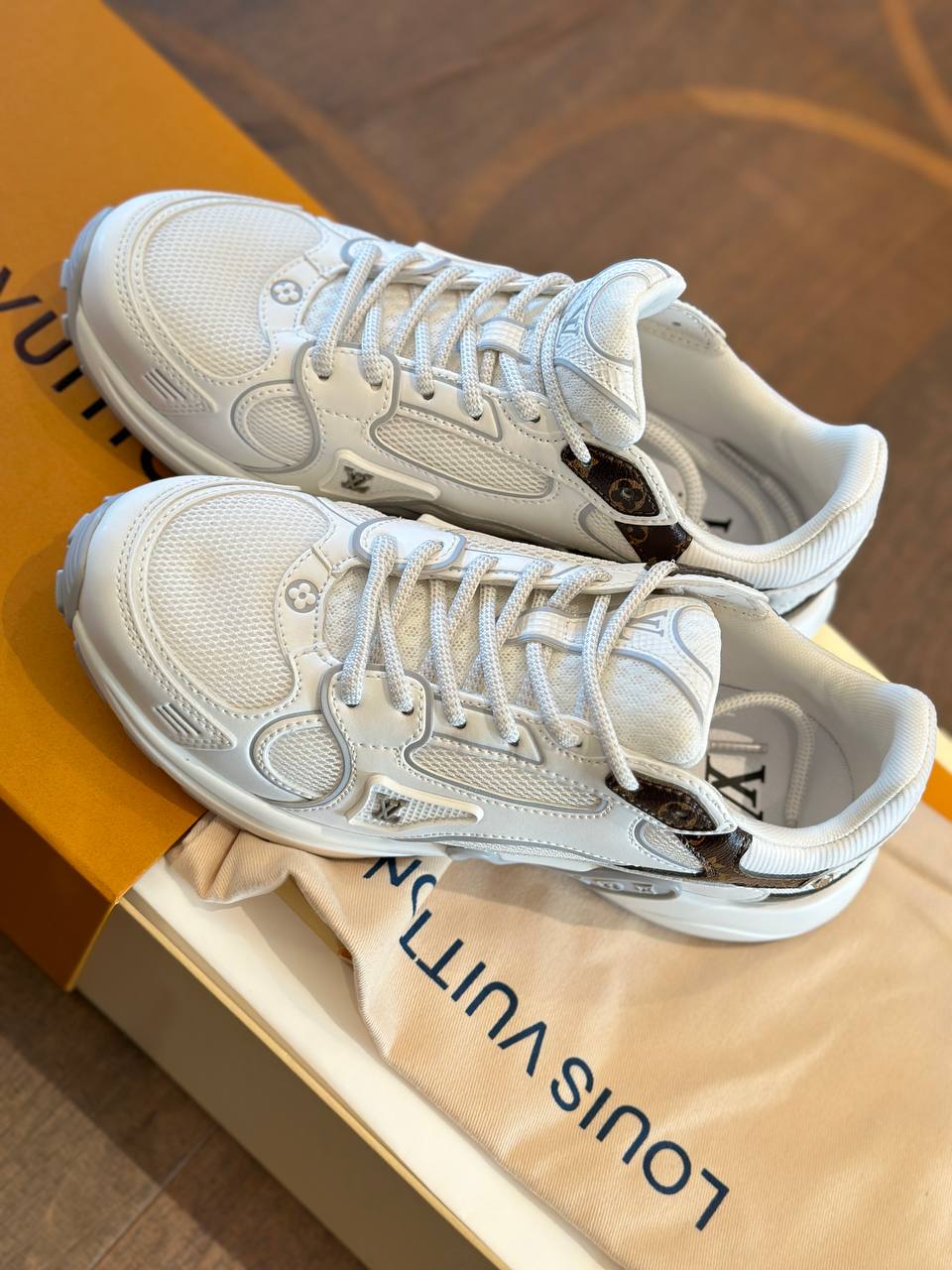 LOUIS VUITTON Женские кроссовки LOUIS VUITTON Женские кроссовки