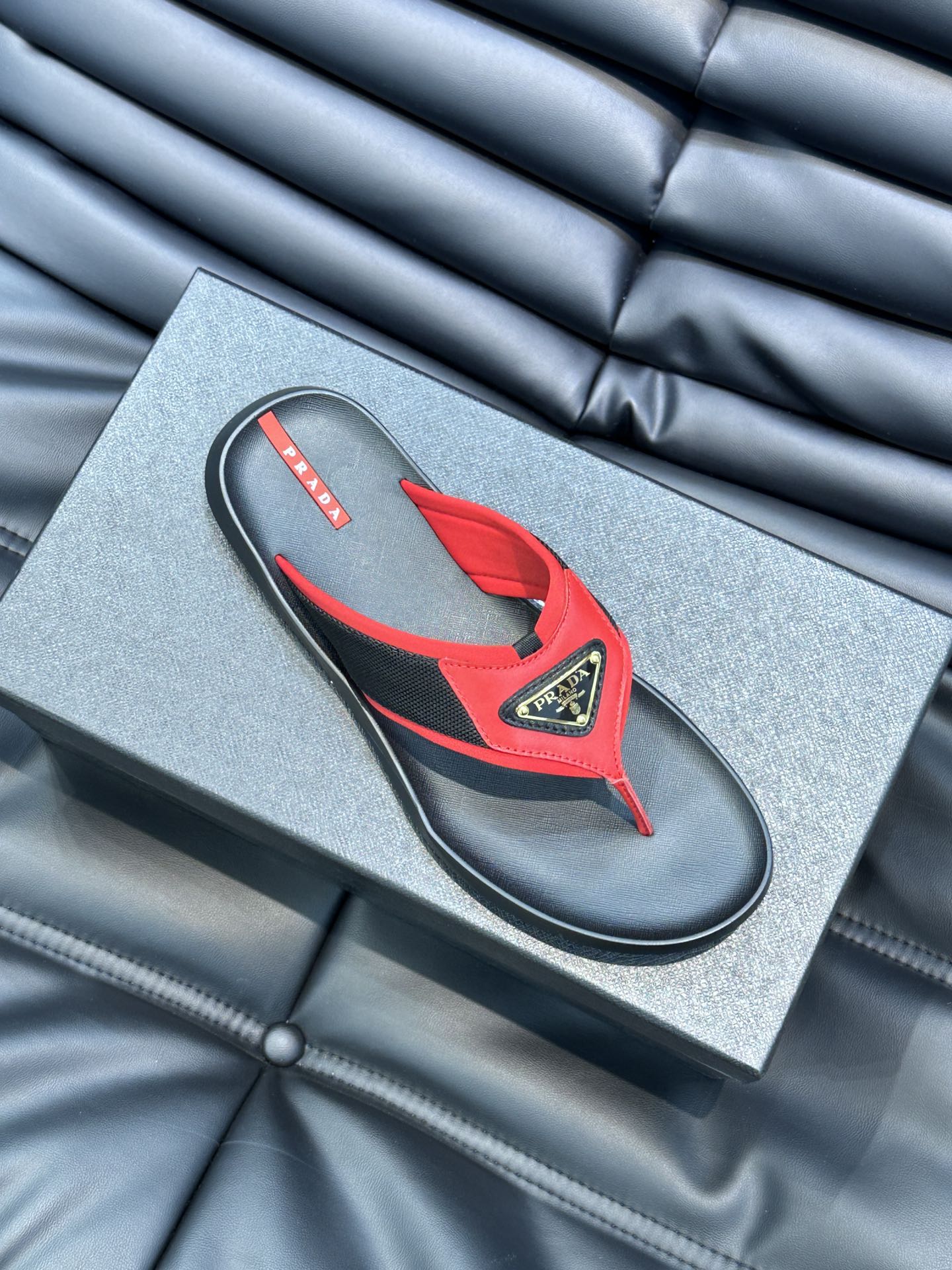 PRADA Мужские шлёпанцы-вьетнамки