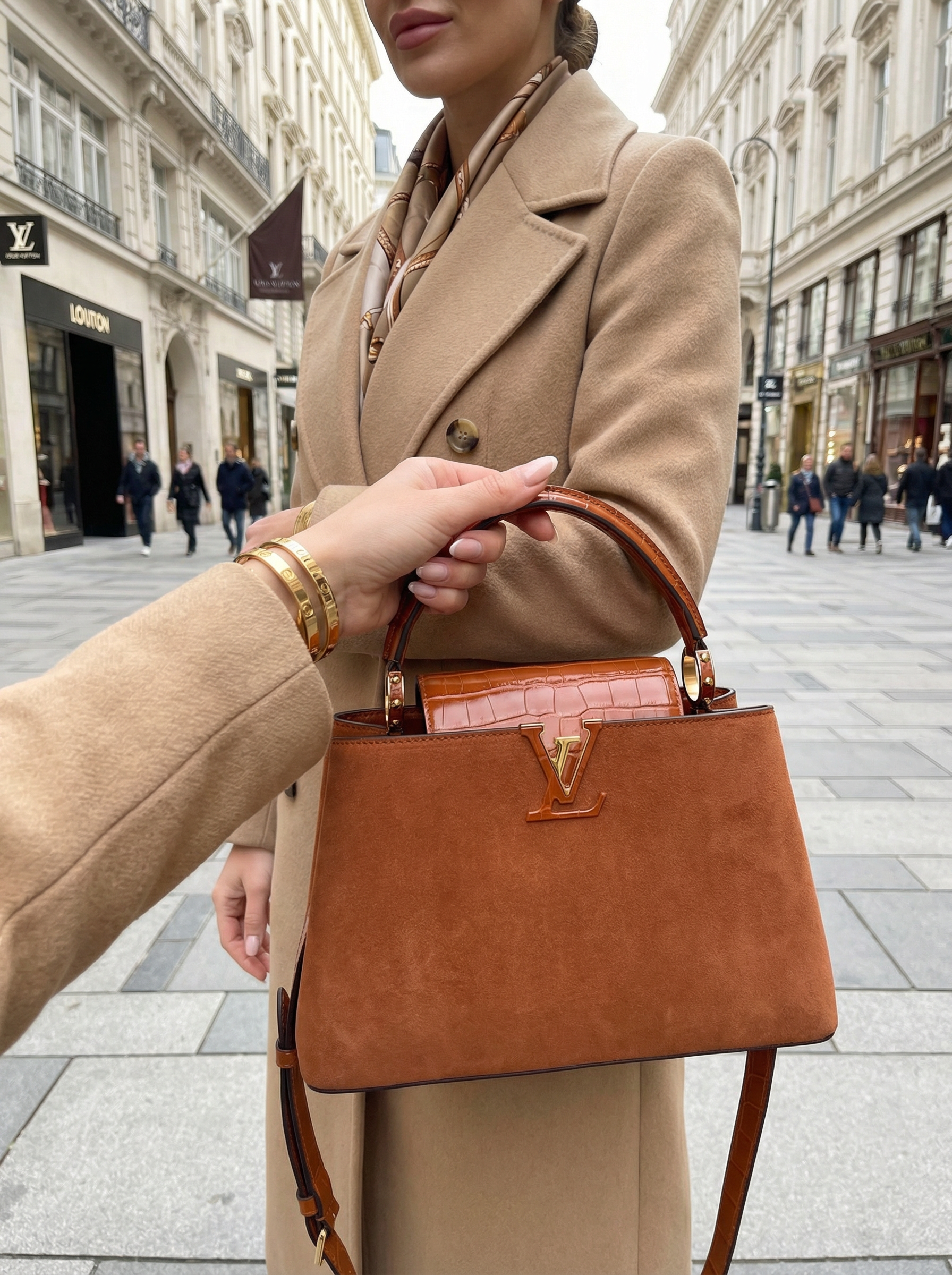 LOUIS VUITTON Женская сумка Capucines Souple M14371 LOUIS VUITTON Женская сумка Capucines Souple M14371