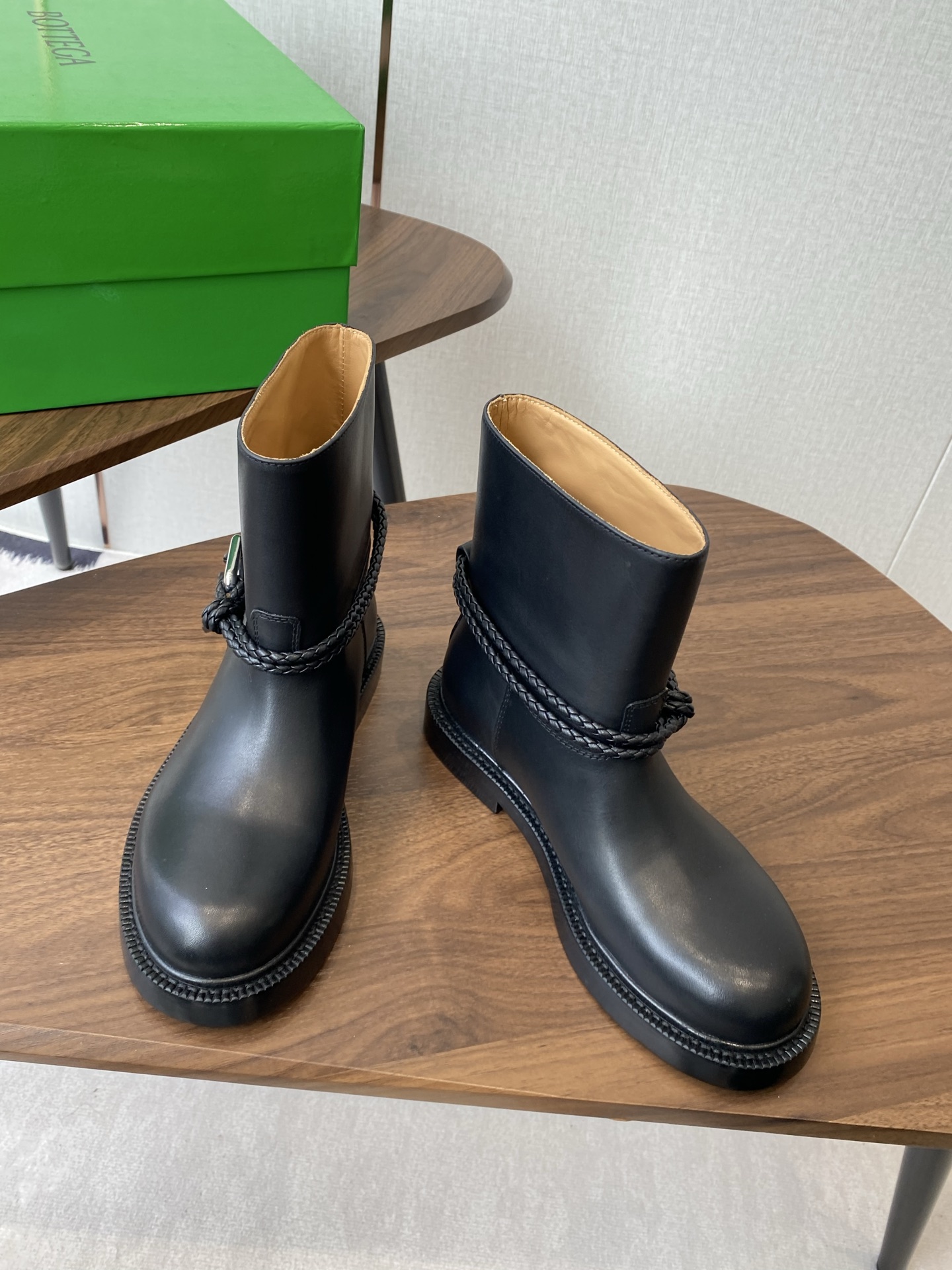 BOTTEGA VENETA Женские сапоги из телячьей кожи прямой формы BOTTEGA VENETA Женские сапоги из телячьей кожи прямой формы