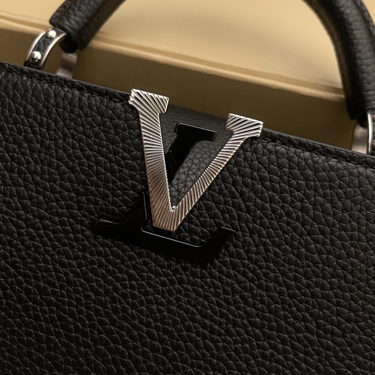 LOUIS VUITTON Женская сумка Capucines