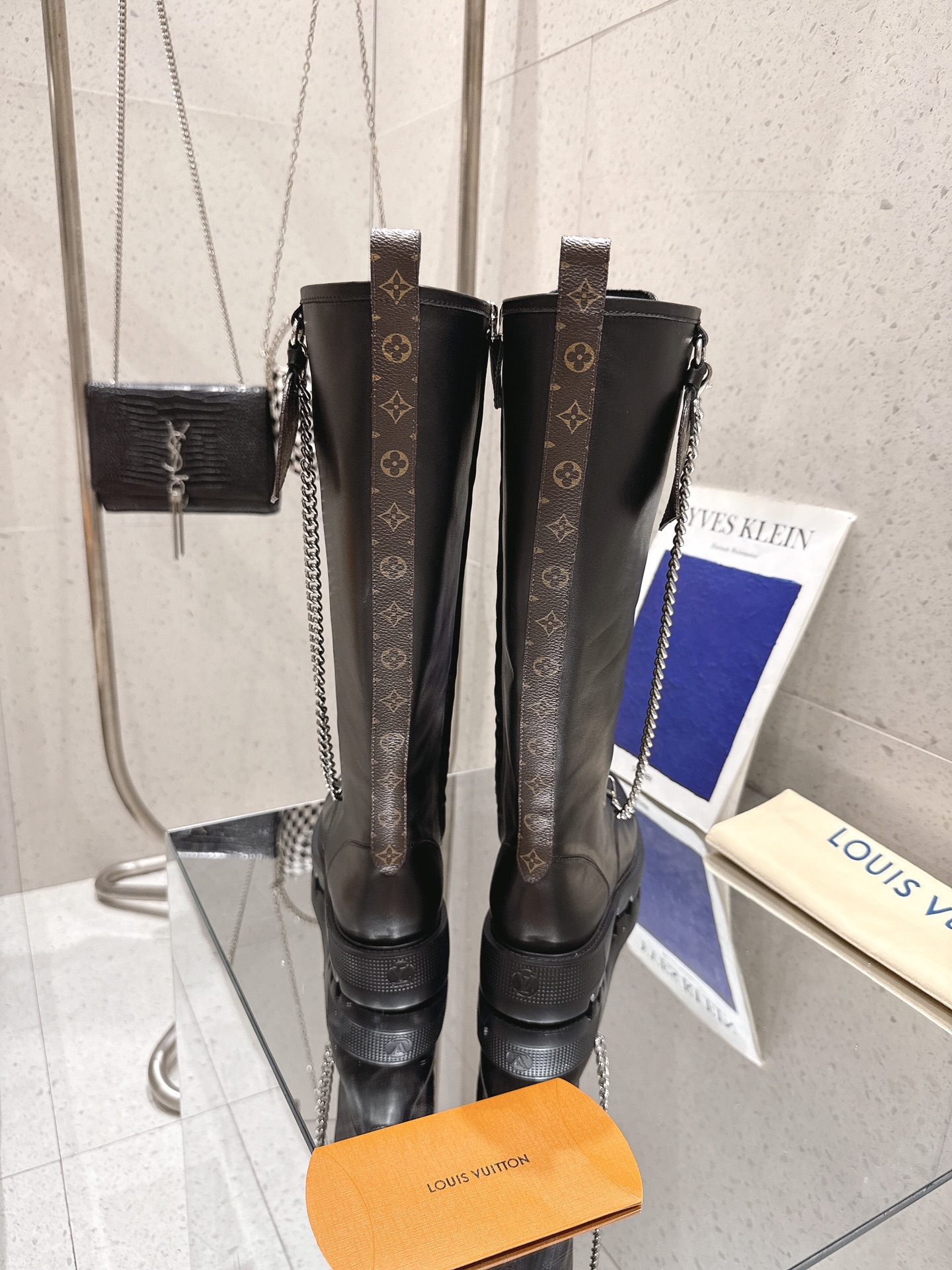 LOUIS VUITTON Женские сапоги из телячьей кожи на шнуровке